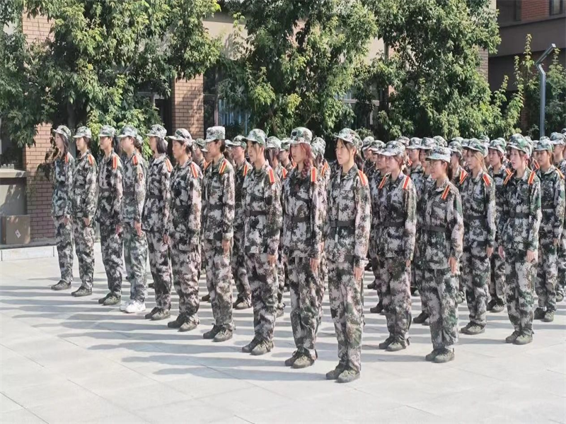 tyc122cc太阳成集团2023级新生军训风采展示 (3)