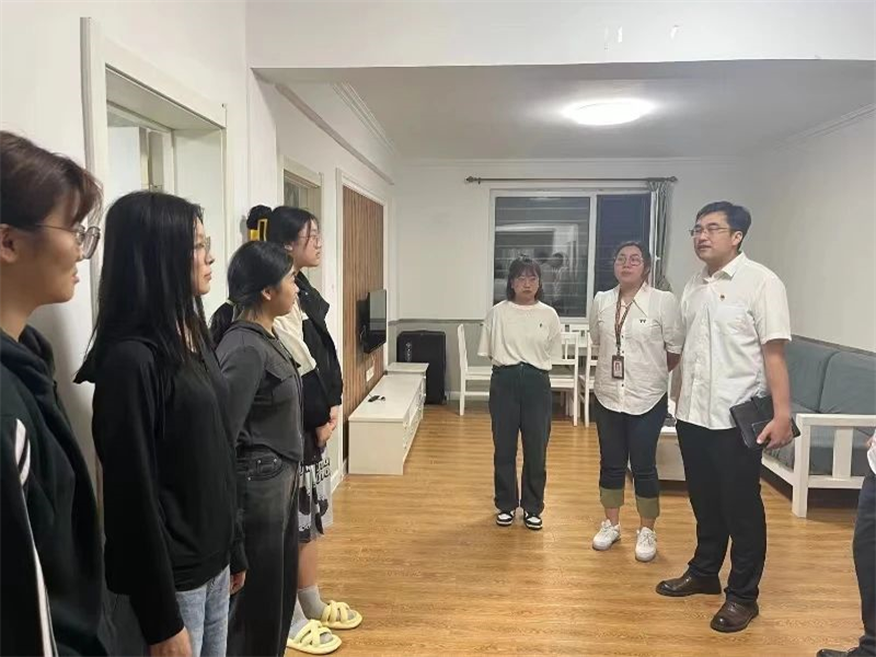 关爱到家，情满社区---tyc122cc太阳成集团开展新生公寓走访活动 (2)