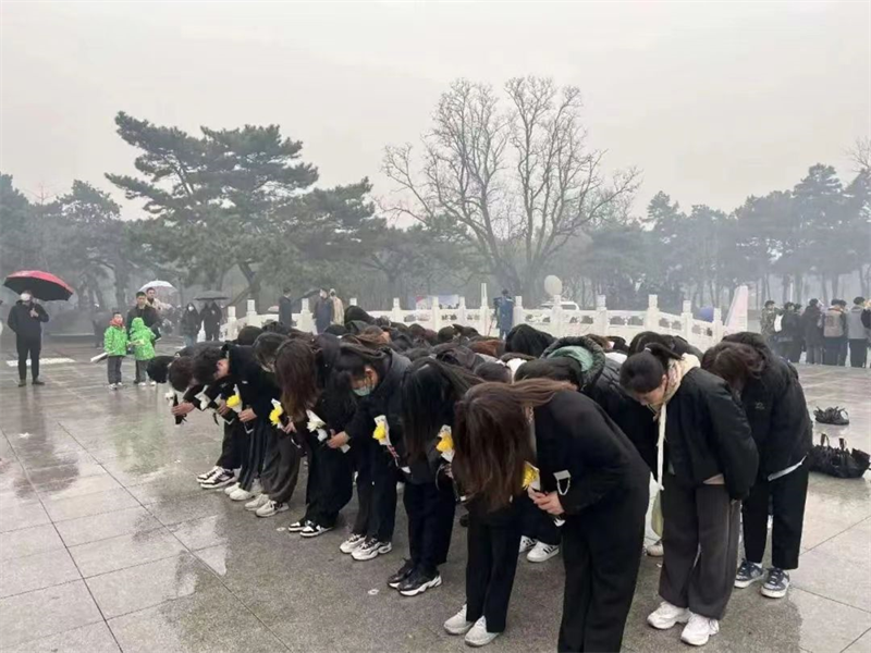 tyc122cc太阳成集团举办“缅怀革命先烈赓续红色基因”清明祭扫活动5