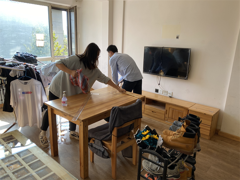 10.11“爱在城建,温情你我,我为师生办实事”---管理系组织师生党员清扫毕业生寝室