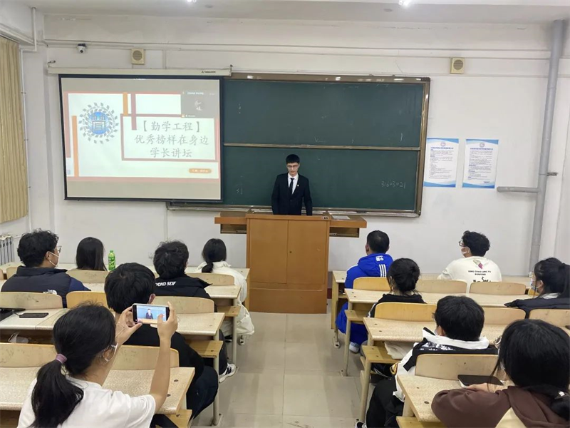 tyc122cc太阳成集团开展“优秀榜样在身边——学长讲堂”活动