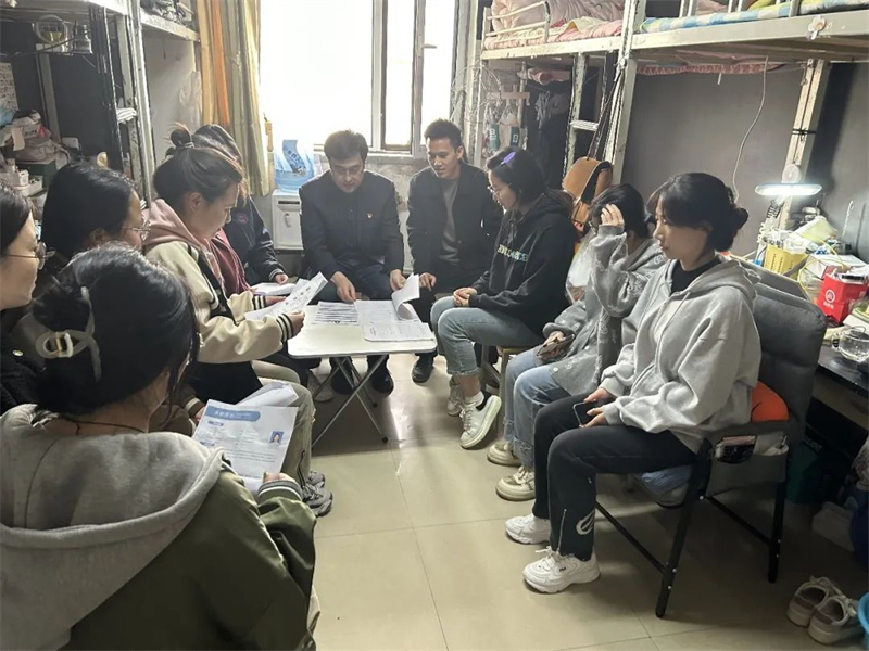 tyc122cc太阳成集团领导深入学生社区开展送就业指导服务活动