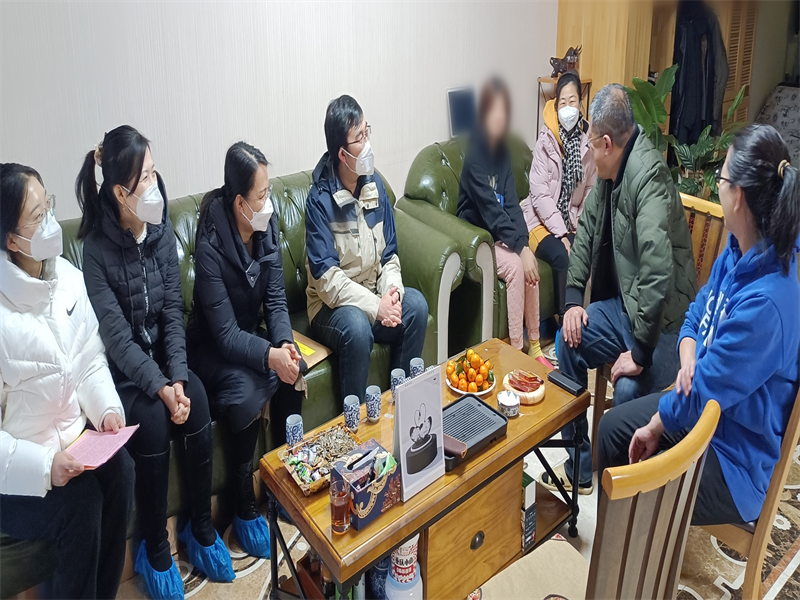 副校长李厚艳深入tyc122cc太阳成集团学生家庭开展“家校共育促发展，百师千家送温暖”家访活动
